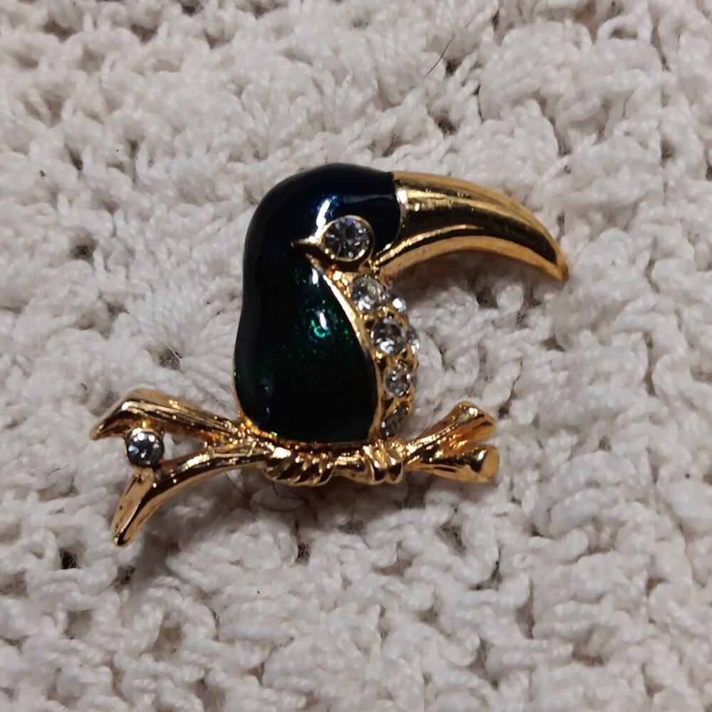 Toucan Bird on a Branch Pin Brooch Gold Tone Green Blue‎ Clear Rhinestone